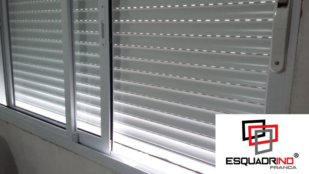 Janela de alumínio veneziana