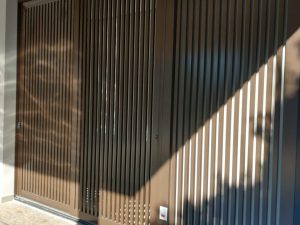 Portão de alumínio basculante