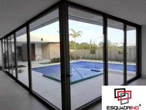 Esquadria de alumínio de canto