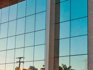 Fachada pele de vidro fixa