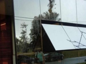 Fachada pele de vidro com abertura