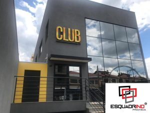 Fachada pele de vidro com porta