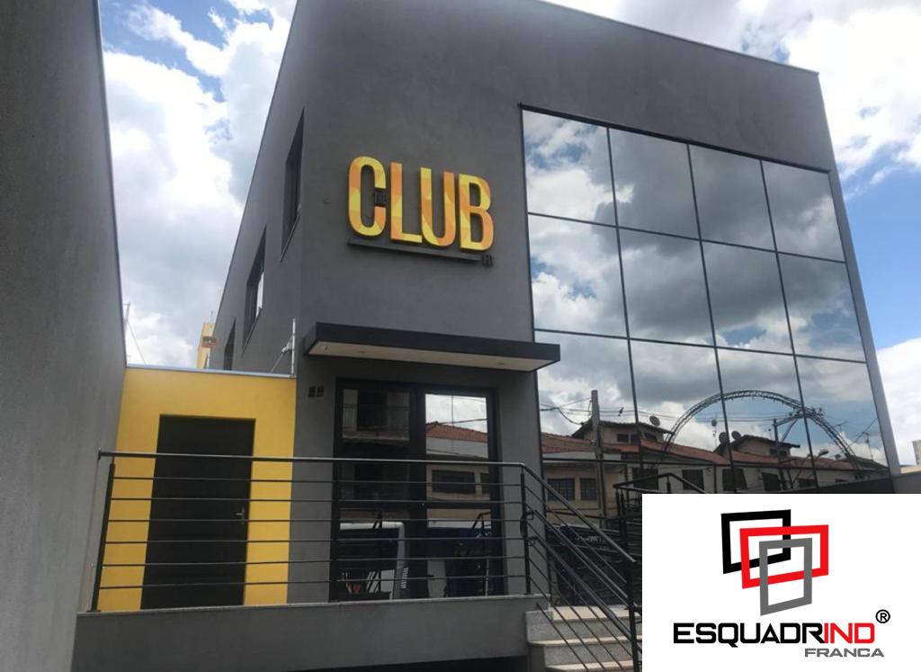 Fachada pele de vidro com porta